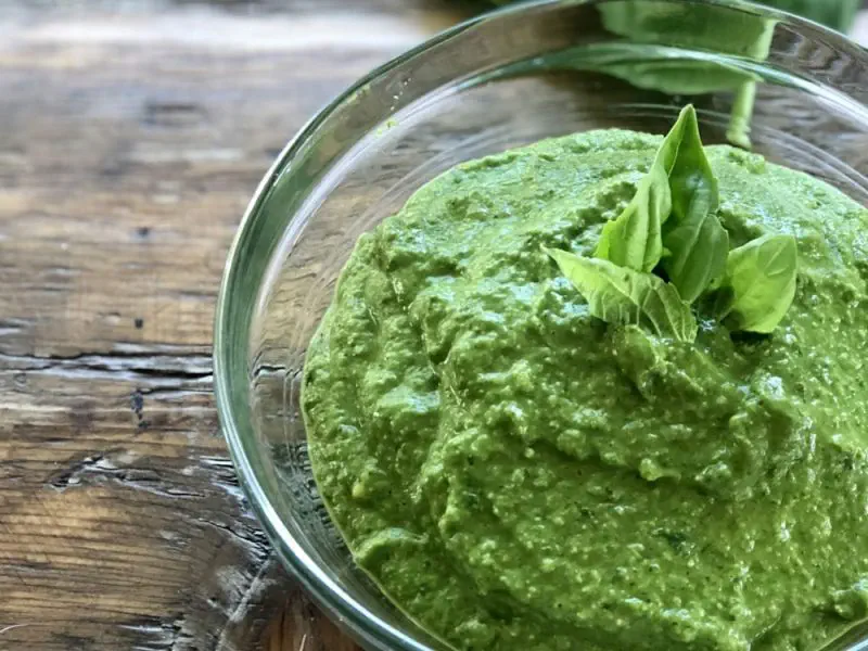 Pesto cu verdețuri de sezon
